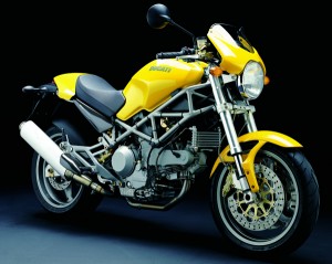 Air-cooled, Dual-Spark Monster 1000 is cleaner looking than liquid 916-based S4.