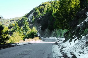 <Digimax S500 / Kenox S500 / Digimax Cyber 530> A dusting of snow on top and heat in the valleys—you get it all within a 30-mile range on Highway 33.