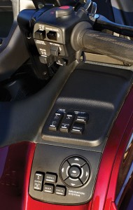2009 Honda Gold Wing Motorcycle Review: Throttle, Cruise Control 2009 Honda Gold Wing Throttle, Cruise Control