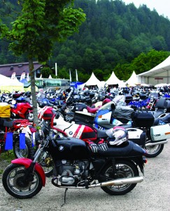 BMW_R100RS_32 Behind the Ash R100RS, the blue and silver bike is what it ought to look like. A way to go then….