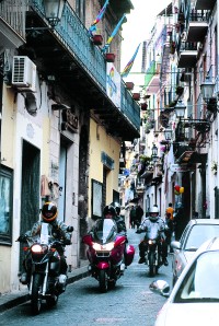 In many Calabrian towns, such as in Pizzo, some streets are colorful, narrow canyons.