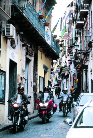 In many Calabrian towns, such as in Pizzo, some streets are colorful, narrow canyons.