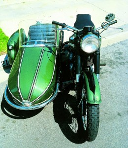 web-Sidecars_15 Traditional English rig, a ’53 Ariel Square Four with a Watsonian chair, albeit mounted on the American side.