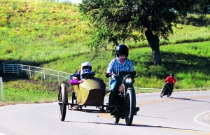 web-Sidecars_16 That’s a 1915 Harley-Davidson with the first genuine Harley-built sidecar; in 1914 Harley, eager to get in the hack market, had been offering sidecars made by the Rogers company.