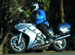 Yamaha FJR A sporty crouch greets the Yamaha pilot, who will still enjoy good comfort. Shield and engine can be noisy.
