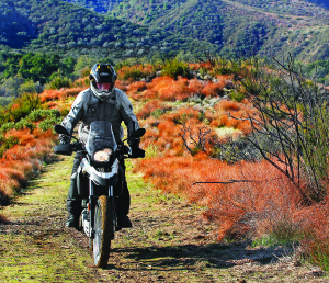 AN8E9822 Above: Narrow between the legs and light weight, the Sertão is easy to maneuver on- or off-road. Some adjustments need to be made for taller riders.