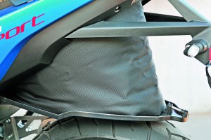 web-BMW C 600 SPORT_029 Drop-down Flex-Case in the Sport’s trunk enlarges its parked storage capacity.