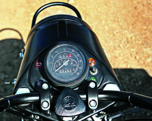 web-DPP_0057a For the U.S. speedo is in mph, odometer and tripmeter in kilometers. Knob is a friction-type steering damper.