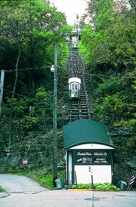 FR_2 The Fenelon Elevator in Dubuque, Iowa, lifts passengers 189 feet from 4th Street to Fenelon Place.