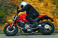 Light weight, a low center of gravity and short wheelbase help the Monster 1100 EVO corner exceptionally well.