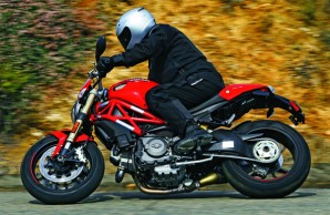 Light weight, a low center of gravity and short wheelbase help the Monster 1100 EVO corner exceptionally well.