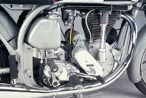 web-collector_B Norton continued to equip the International with a single-overhead-cam top end long after the pure racing Manxes had gone to DOHC.
