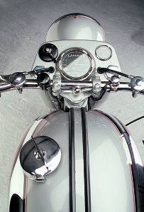web-collector_E The Smith’s chronometer is new. The large filler cap and big tank were intended for distance racing. British motorcycle manufacturers were always partial to levers—the left lever is the manual advance, the black item next to it is the light switch, the button is a kill switch and the choke is mounted on the right.