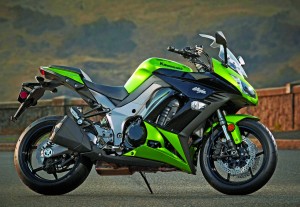 web-ZX1000GCF_92149_side In stock form, the 125-horsepower Ninja 1000 tips the scales at 501 pounds. Looks aggressive but is very civilized. (Photo courtesy of Kawasaki)
