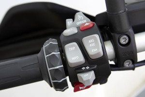 BMW R 1200 GS switchgear New switchgear on the left grip sets cruise control, ABS, ASC, Dynamic ESA, onboard computer and more. Optional Multi-Controller with GPS preparation controls the accessory BMW Navigator IV.