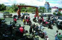 FSSNOC rider sign-in was 95 percent tire-kicking and 5 percent paperwork.