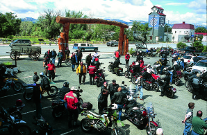 FSSNOC rider sign-in was 95 percent tire-kicking and 5 percent paperwork.