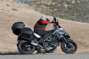 Stubby brushed-metal 2-1-2 exhaust is stylish but partly hidden by the saddlebag. Removing the hard luggage transforms the look of the bike.