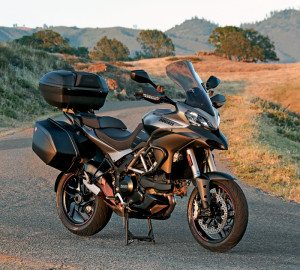Cast aluminum 10-spoke wheels have the same design as those found on the 1199 Panigale superbike. Partial red pinstripes match the seat stitching.