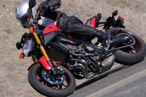Weighing just 414 pounds wet (claimed) with a wide handlebar and sporty geometry, the FZ-09 slices through corners effortlessly.