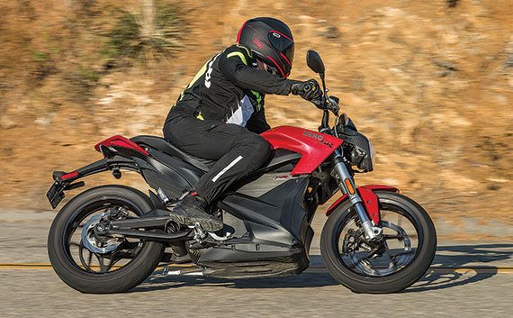 In addition to the 12.5 kWh Z-Force battery, our Zero test bike has an accessory 2.8 kWh Power Tank that boosts range; weighing 45 pounds, it makes the SR feel top-heavy.